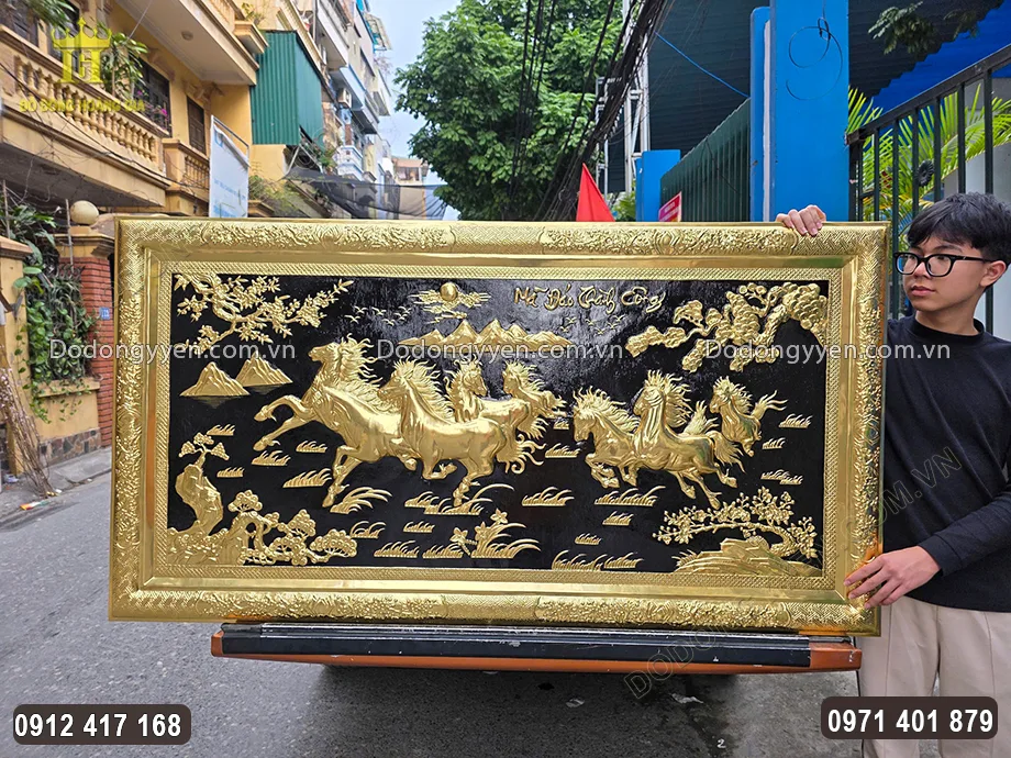 Từng họa tiết hoa văn được chạm th&uacute;c nổi sắc n&eacute;t